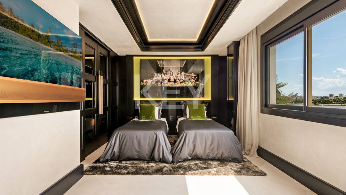 Icónico ático dúplex en primera línea de playa, Milla de Oro de Marbella