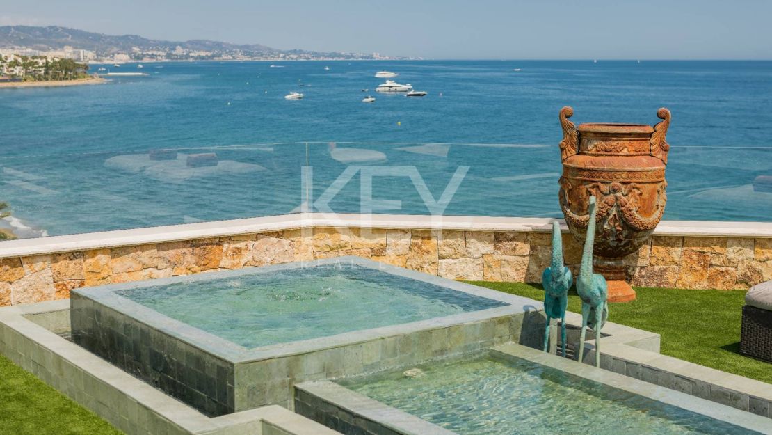 Icónico ático dúplex en primera línea de playa, Milla de Oro de Marbella