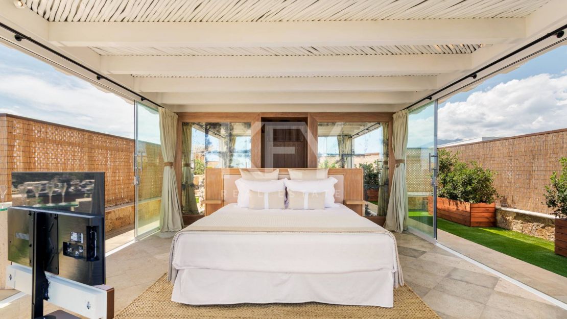 Icónico ático dúplex en primera línea de playa, Milla de Oro de Marbella