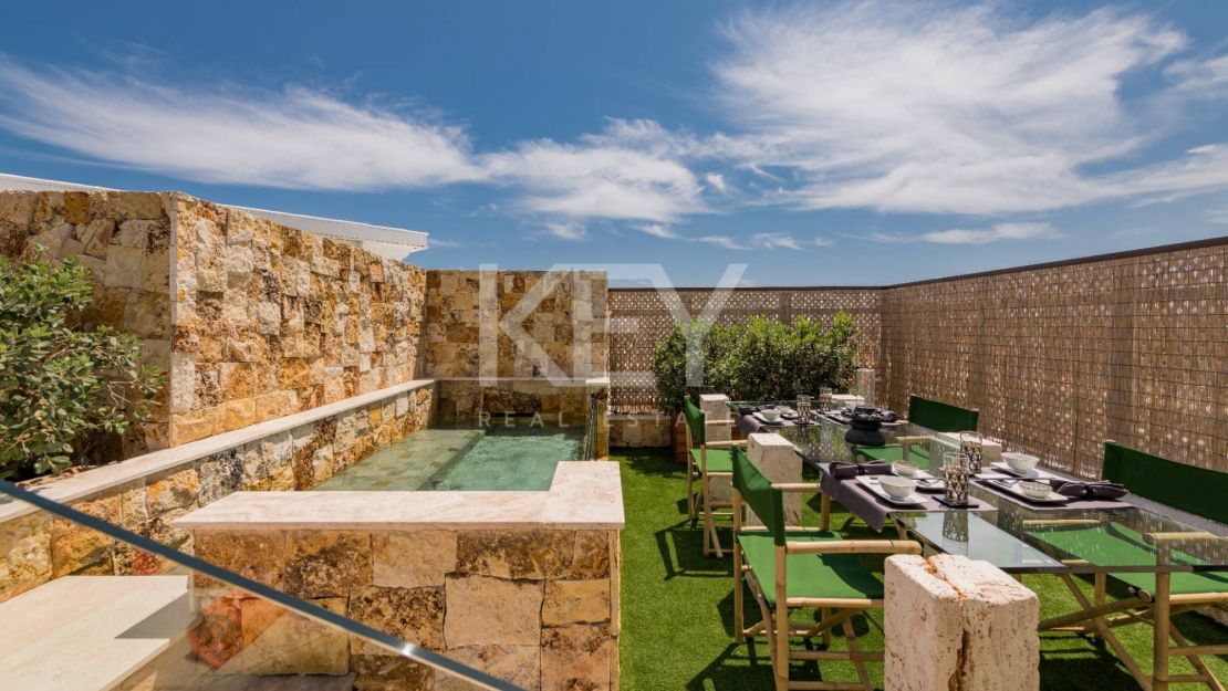 Icónico ático dúplex en primera línea de playa, Milla de Oro de Marbella