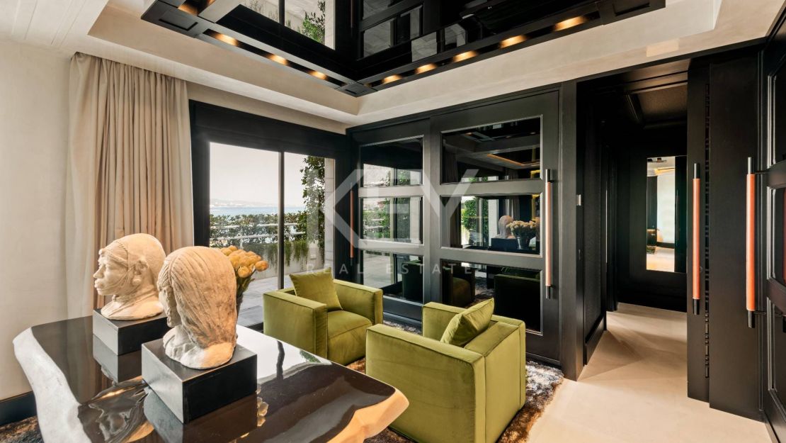 Icónico ático dúplex en primera línea de playa, Milla de Oro de Marbella