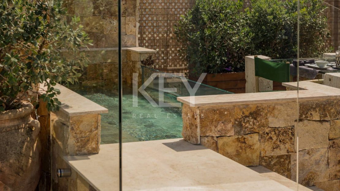 Icónico ático dúplex en primera línea de playa, Milla de Oro de Marbella