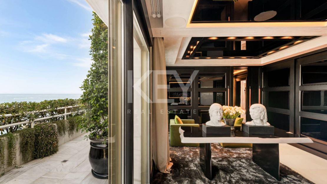 Icónico ático dúplex en primera línea de playa, Milla de Oro de Marbella