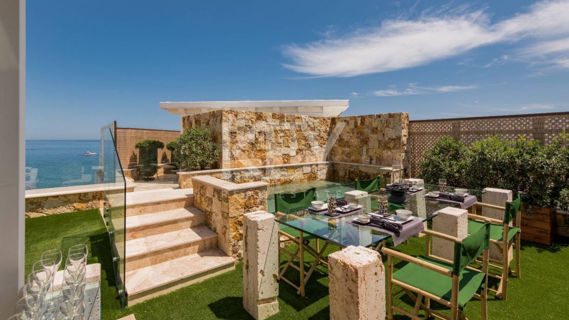 Icónico ático dúplex en primera línea de playa, Milla de Oro de Marbella