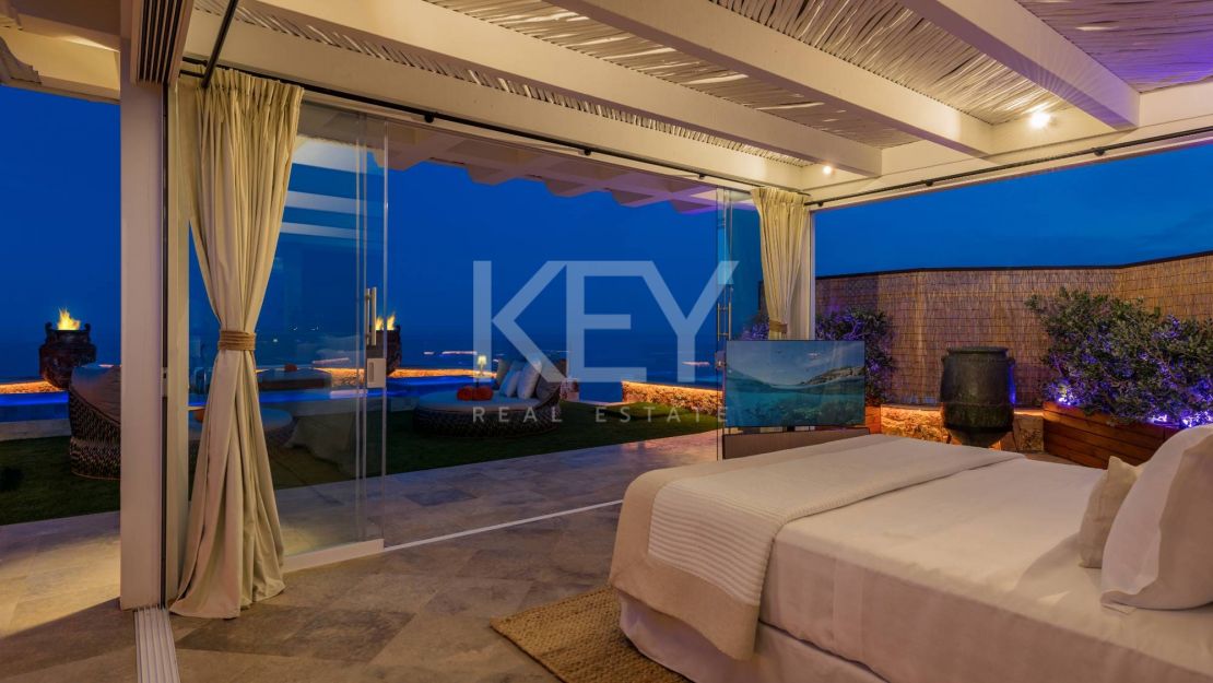 Icónico ático dúplex en primera línea de playa, Milla de Oro de Marbella