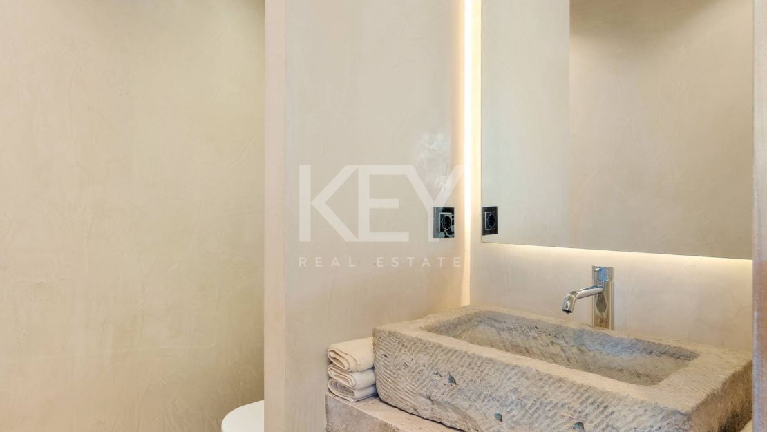 Icónico ático dúplex en primera línea de playa, Milla de Oro de Marbella