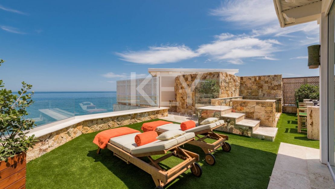 Icónico ático dúplex en primera línea de playa, Milla de Oro de Marbella