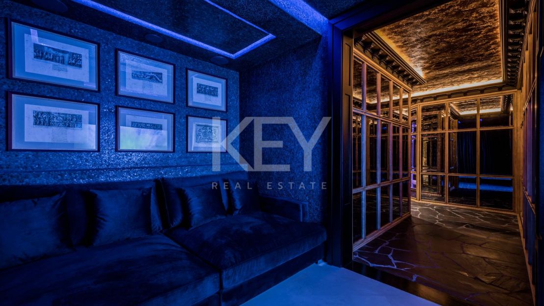 Icónico ático dúplex en primera línea de playa, Milla de Oro de Marbella