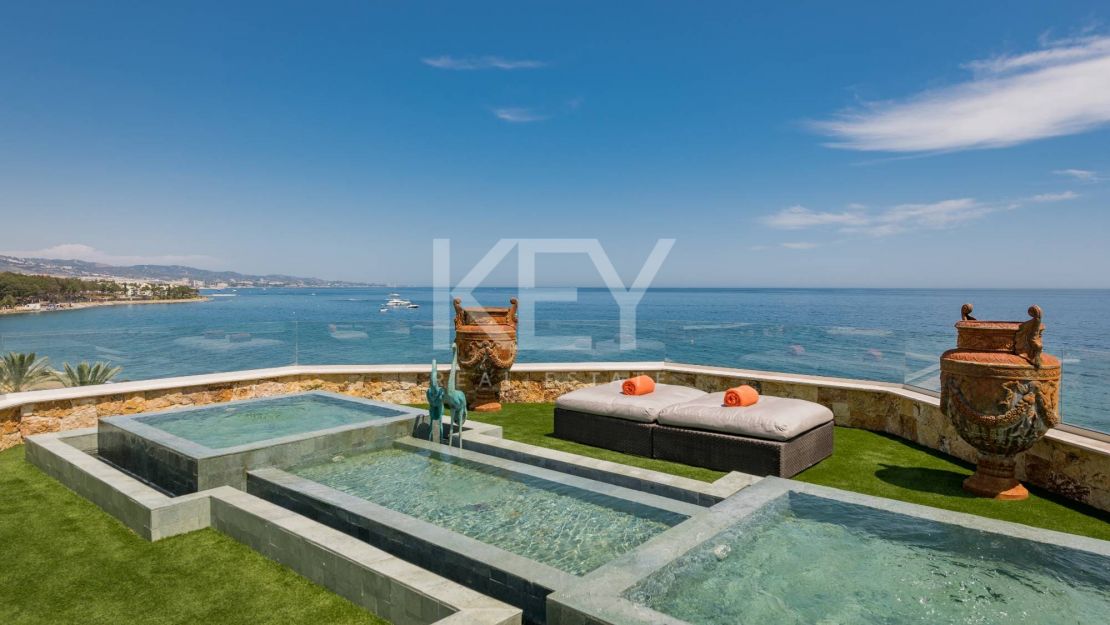 Icónico ático dúplex en primera línea de playa, Milla de Oro de Marbella
