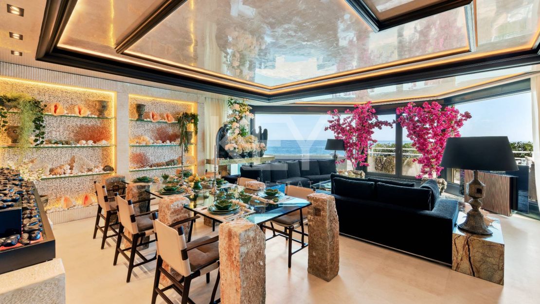 Icónico ático dúplex en primera línea de playa, Milla de Oro de Marbella