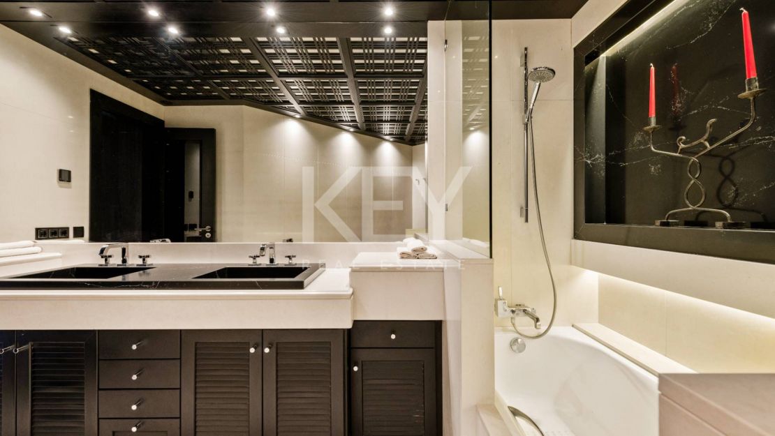 Icónico ático dúplex en primera línea de playa, Milla de Oro de Marbella