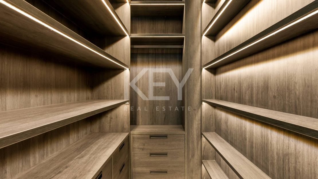 Icónico ático dúplex en primera línea de playa, Milla de Oro de Marbella