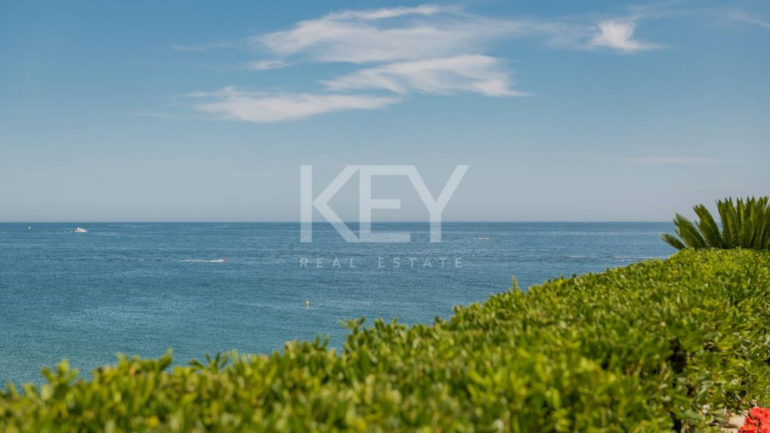 Icónico ático dúplex en primera línea de playa, Milla de Oro de Marbella