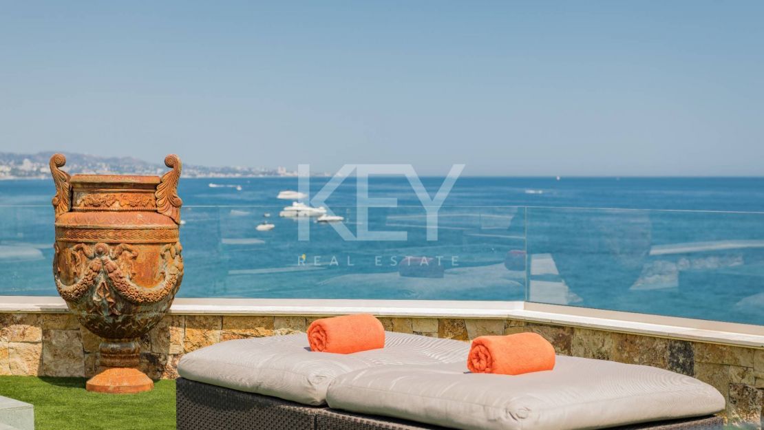 Icónico ático dúplex en primera línea de playa, Milla de Oro de Marbella