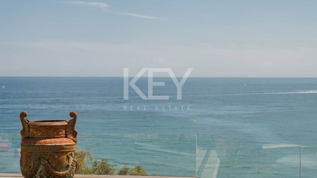 Icónico ático dúplex en primera línea de playa, Milla de Oro de Marbella