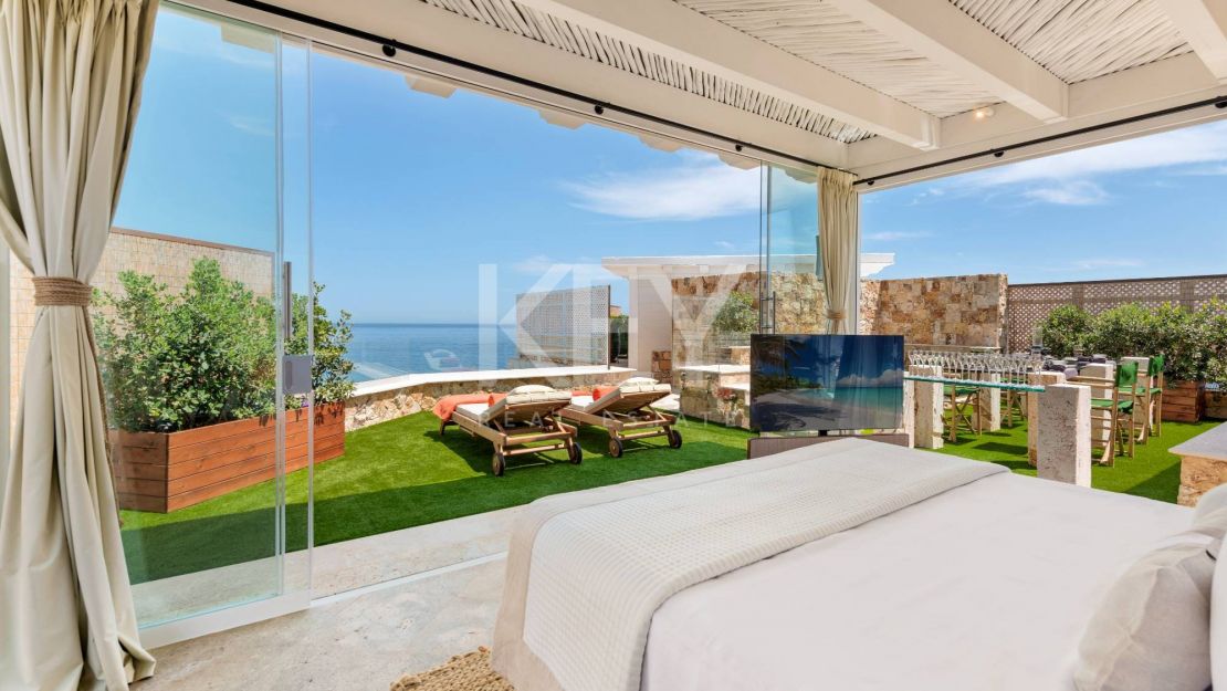 Icónico ático dúplex en primera línea de playa, Milla de Oro de Marbella