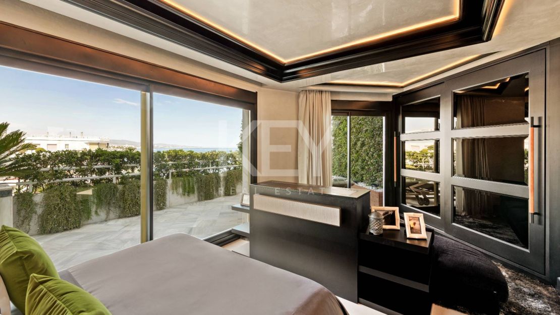Icónico ático dúplex en primera línea de playa, Milla de Oro de Marbella
