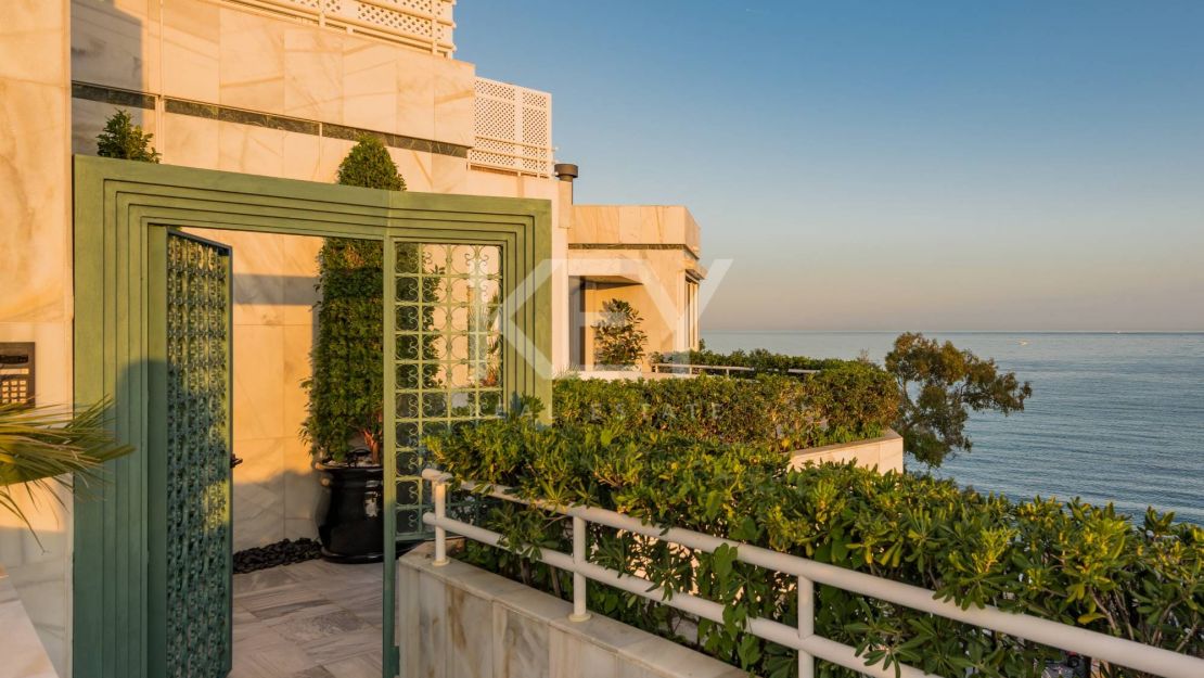 Icónico ático dúplex en primera línea de playa, Milla de Oro de Marbella