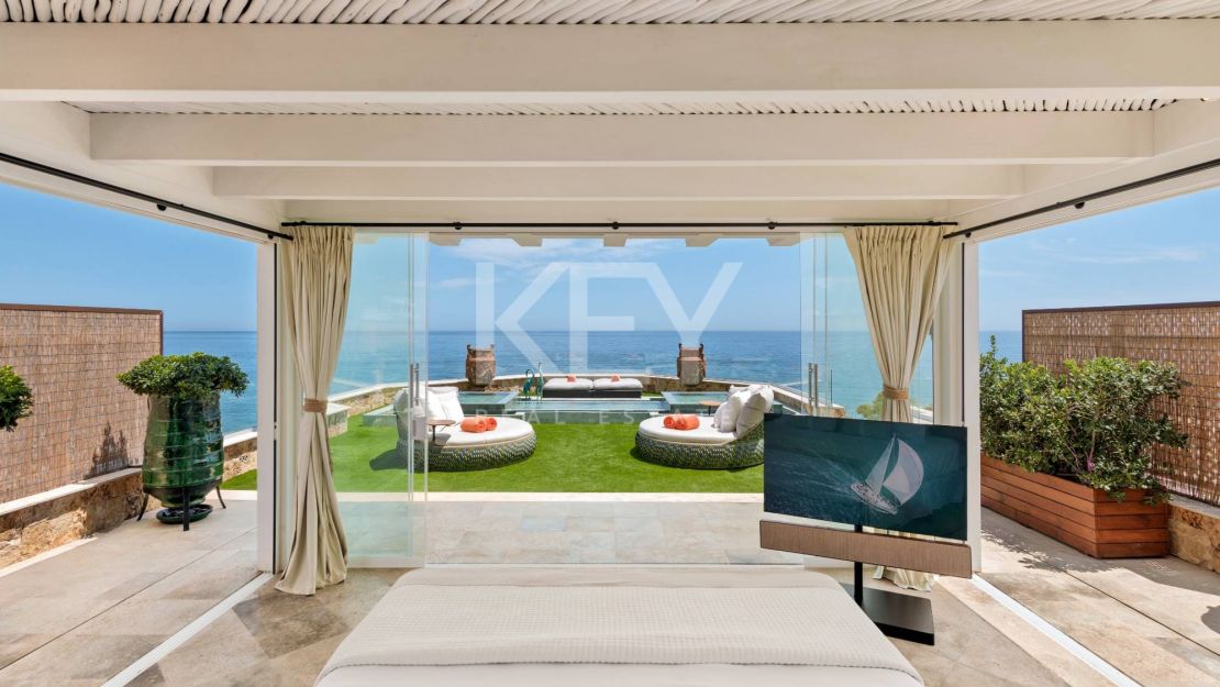 Icónico ático dúplex en primera línea de playa, Milla de Oro de Marbella