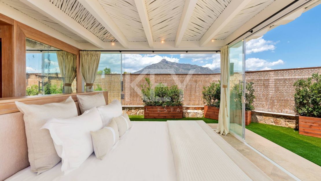 Icónico ático dúplex en primera línea de playa, Milla de Oro de Marbella