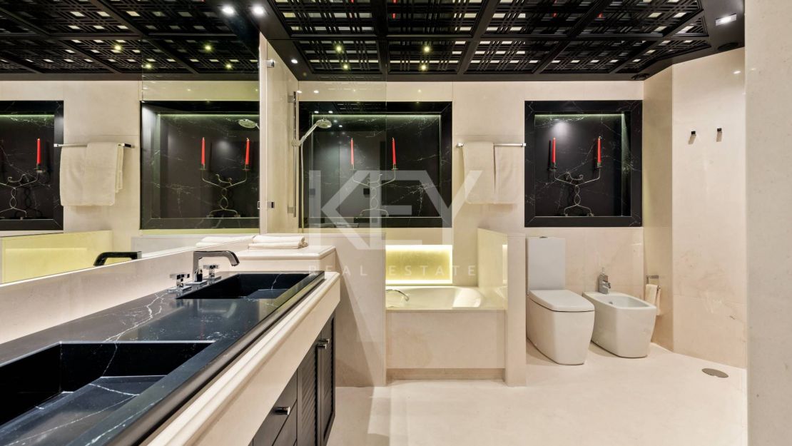 Icónico ático dúplex en primera línea de playa, Milla de Oro de Marbella