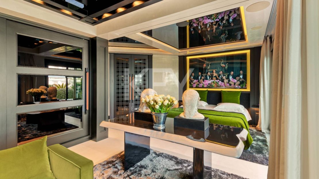 Icónico ático dúplex en primera línea de playa, Milla de Oro de Marbella