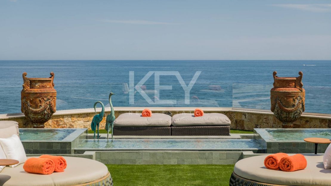 Icónico ático dúplex en primera línea de playa, Milla de Oro de Marbella