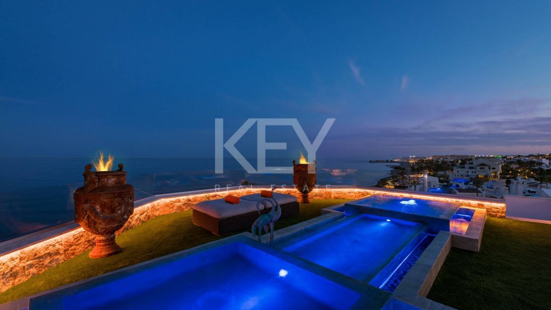 Icónico ático dúplex en primera línea de playa, Milla de Oro de Marbella