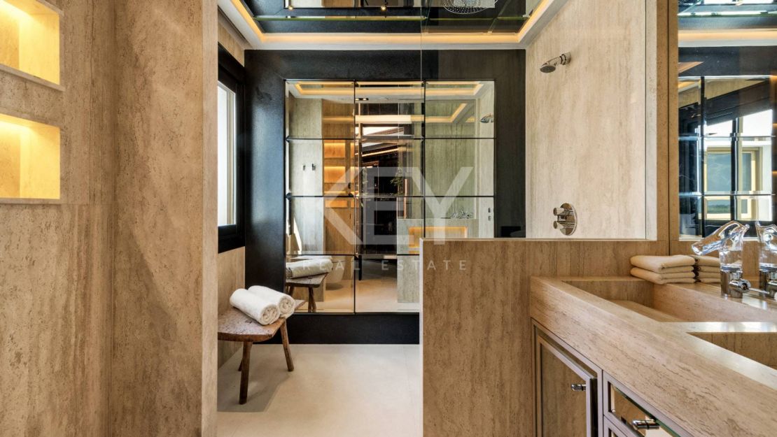 Icónico ático dúplex en primera línea de playa, Milla de Oro de Marbella