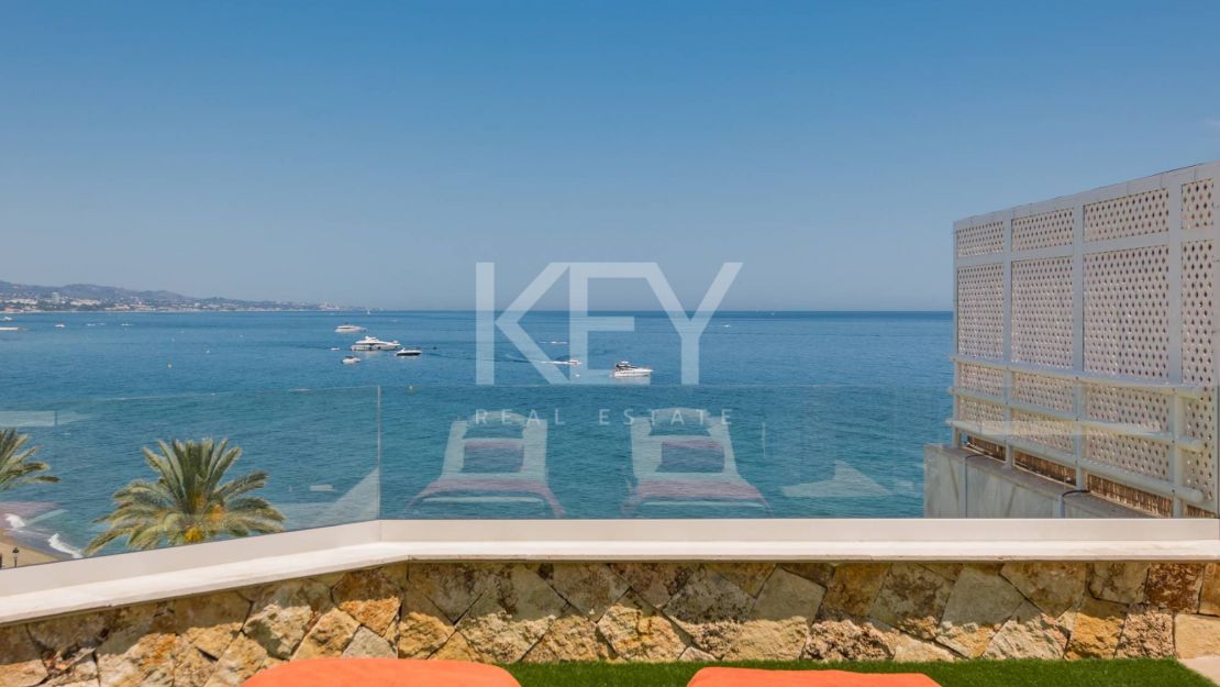 Icónico ático dúplex en primera línea de playa, Milla de Oro de Marbella