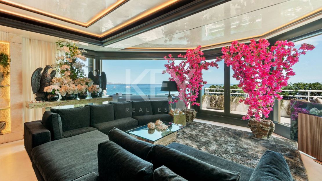 Icónico ático dúplex en primera línea de playa, Milla de Oro de Marbella