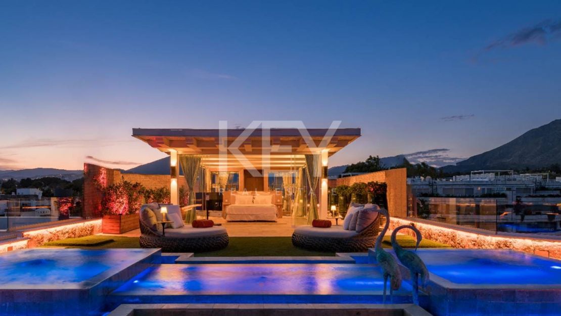 Icónico ático dúplex en primera línea de playa, Milla de Oro de Marbella