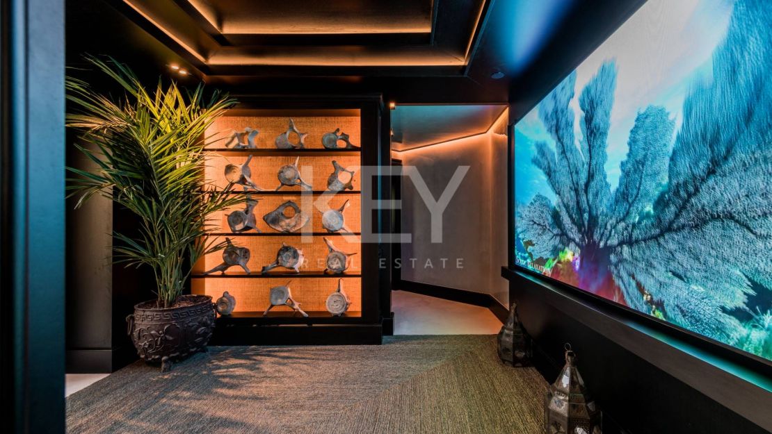 Icónico ático dúplex en primera línea de playa, Milla de Oro de Marbella