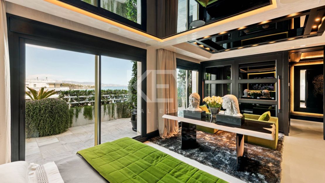 Icónico ático dúplex en primera línea de playa, Milla de Oro de Marbella
