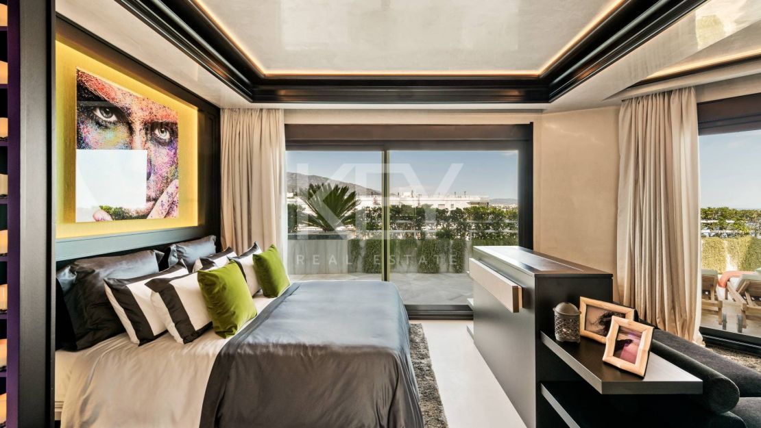 Icónico ático dúplex en primera línea de playa, Milla de Oro de Marbella