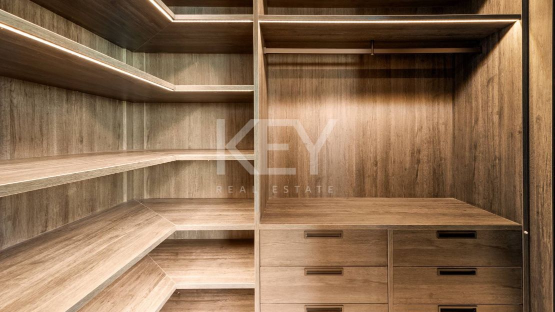 Icónico ático dúplex en primera línea de playa, Milla de Oro de Marbella