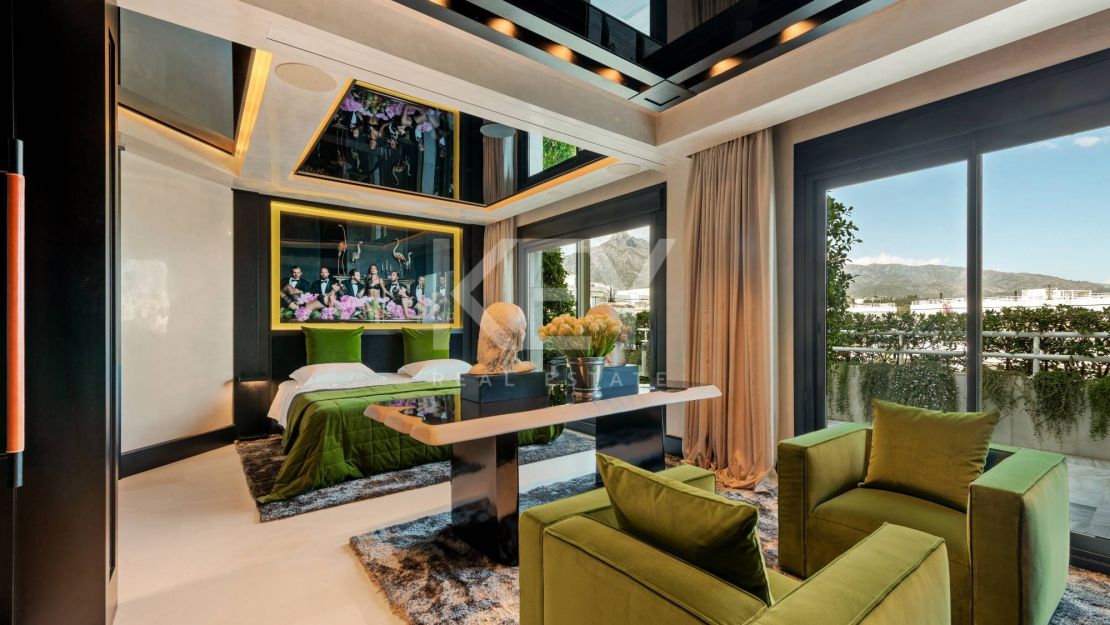 Icónico ático dúplex en primera línea de playa, Milla de Oro de Marbella