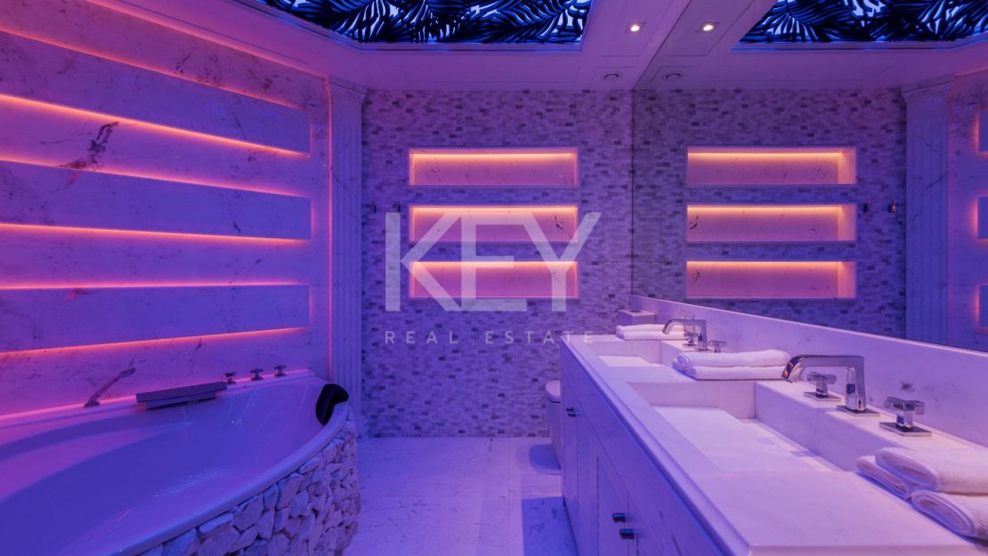 Icónico ático dúplex en primera línea de playa, Milla de Oro de Marbella