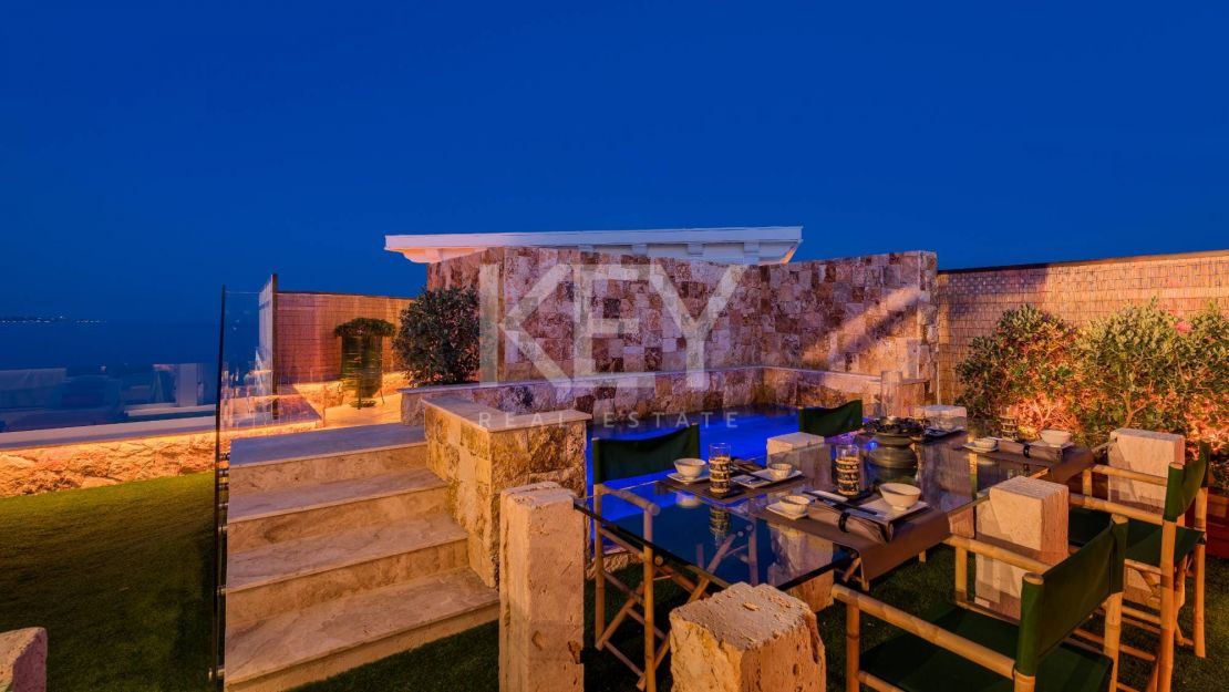 Icónico ático dúplex en primera línea de playa, Milla de Oro de Marbella