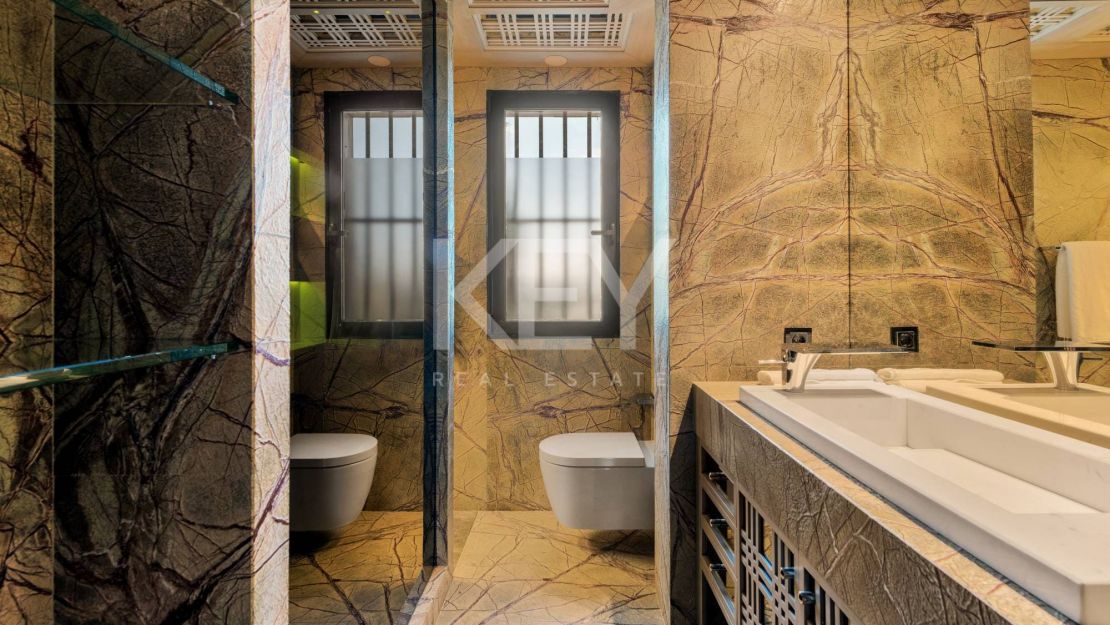 Icónico ático dúplex en primera línea de playa, Milla de Oro de Marbella