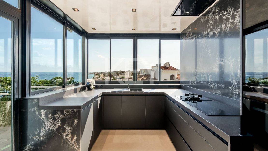 Icónico ático dúplex en primera línea de playa, Milla de Oro de Marbella
