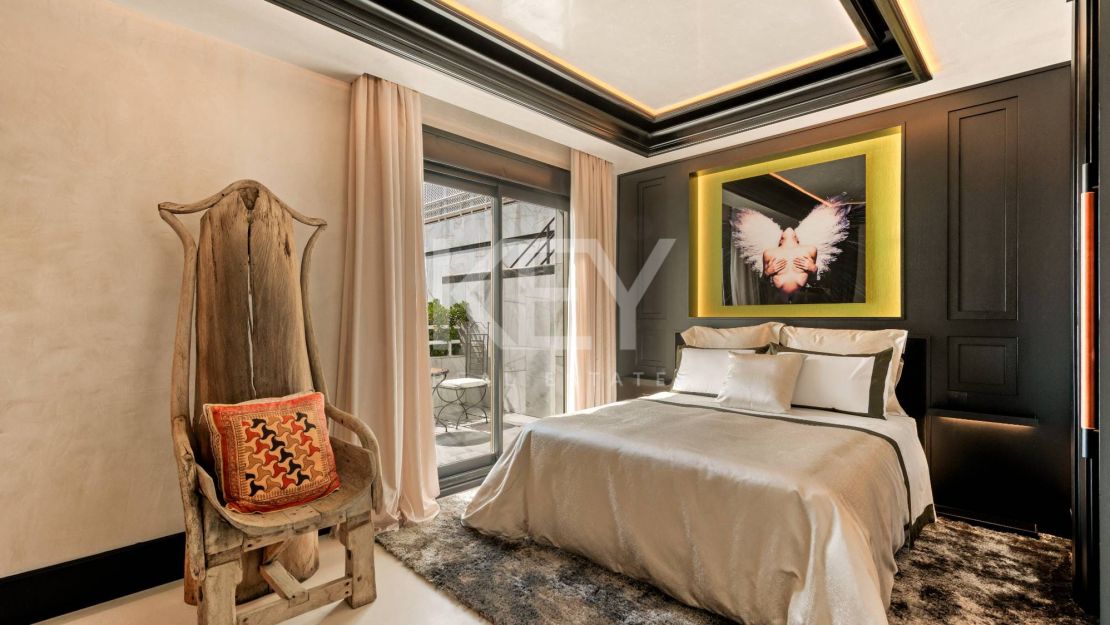 Icónico ático dúplex en primera línea de playa, Milla de Oro de Marbella