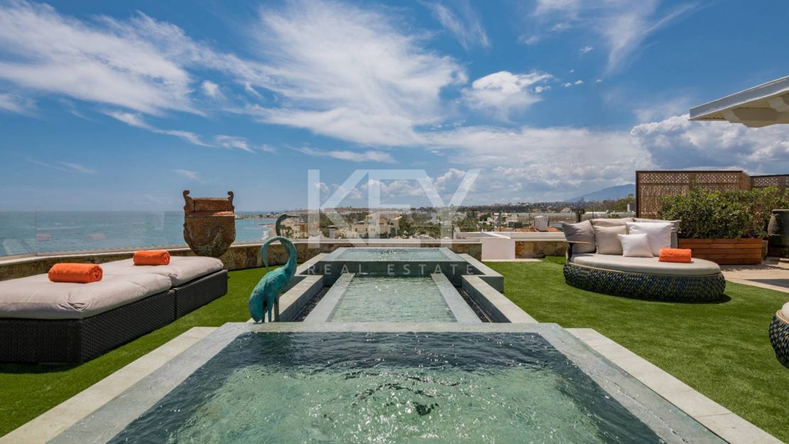 Icónico ático dúplex en primera línea de playa, Milla de Oro de Marbella