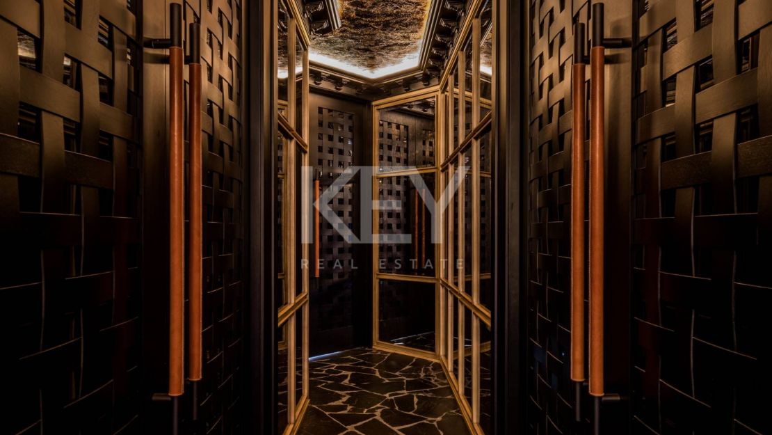 Icónico ático dúplex en primera línea de playa, Milla de Oro de Marbella