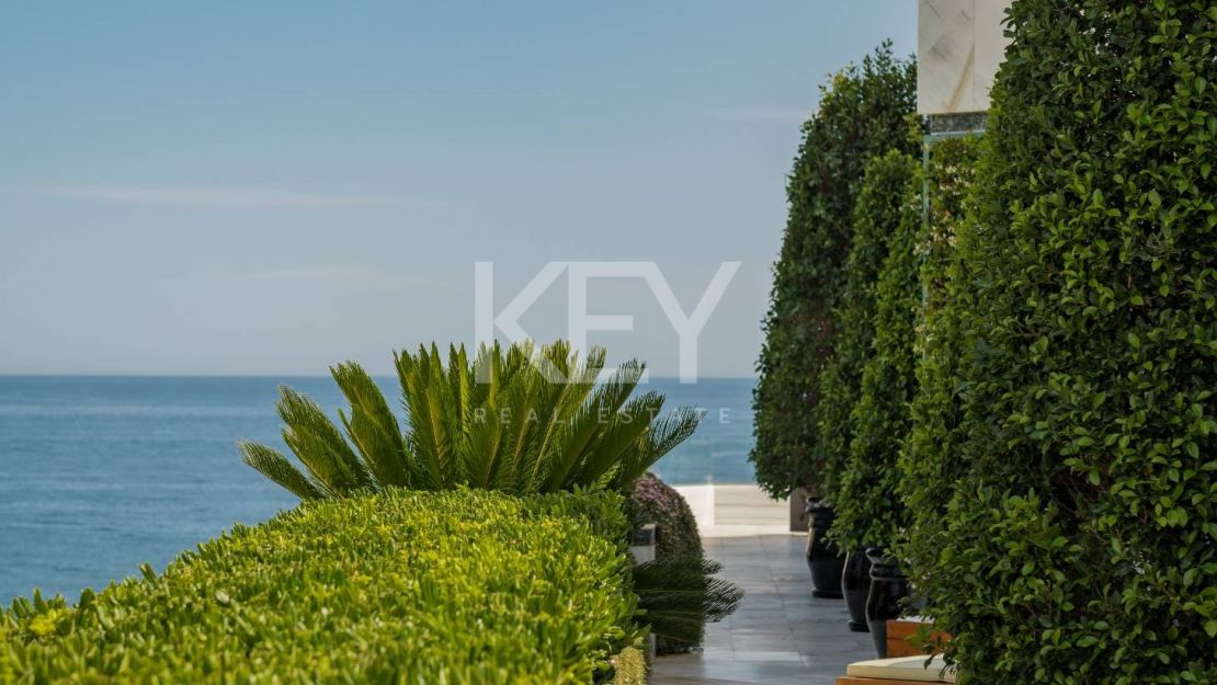 Icónico ático dúplex en primera línea de playa, Milla de Oro de Marbella