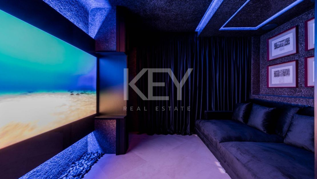 Icónico ático dúplex en primera línea de playa, Milla de Oro de Marbella