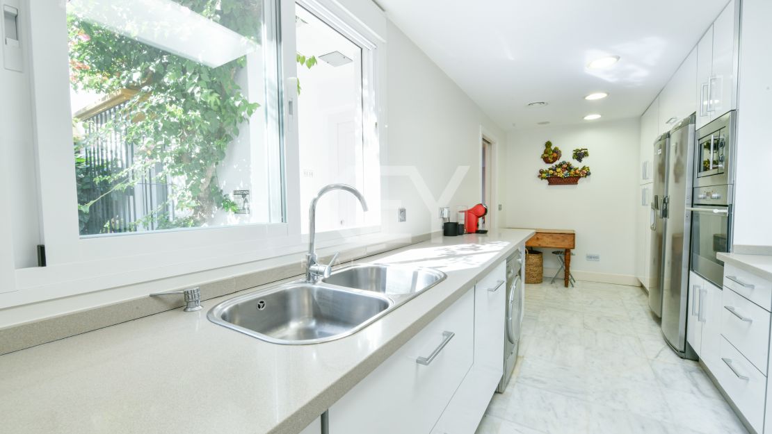 Stunning luxury beachside townhouse in Marbellamar, Marbella's Golden Mile