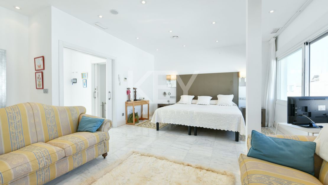 Stunning luxury beachside townhouse in Marbellamar, Marbella's Golden Mile