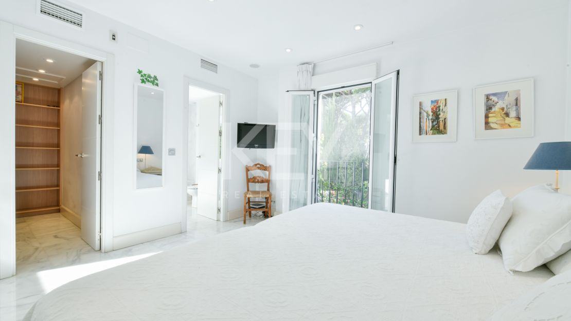 Stunning luxury beachside townhouse in Marbellamar, Marbella's Golden Mile