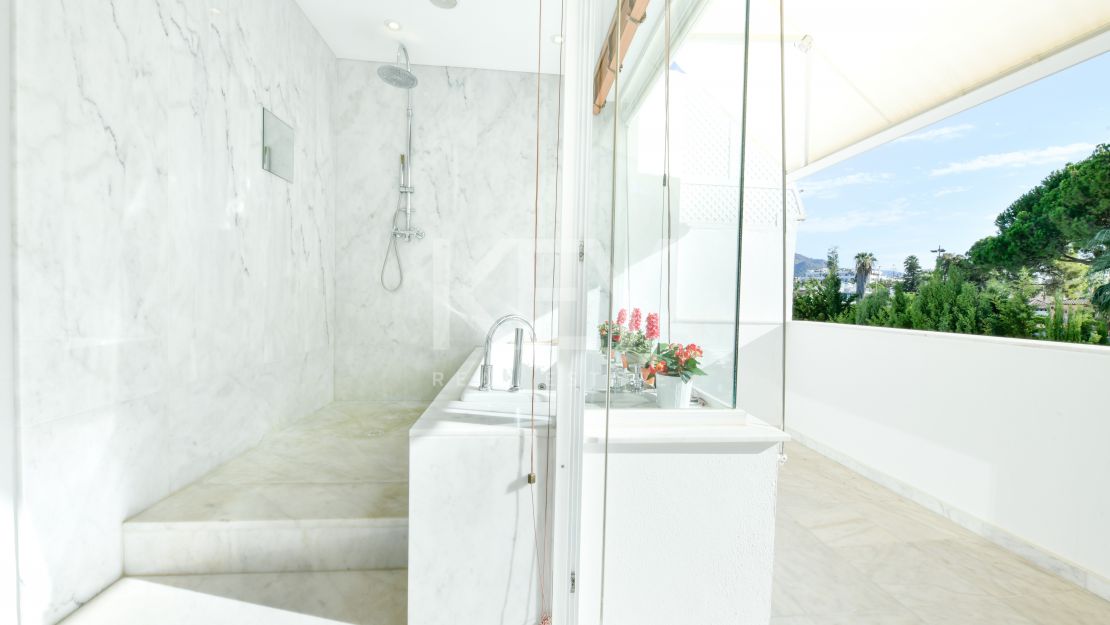 Stunning luxury beachside townhouse in Marbellamar, Marbella's Golden Mile